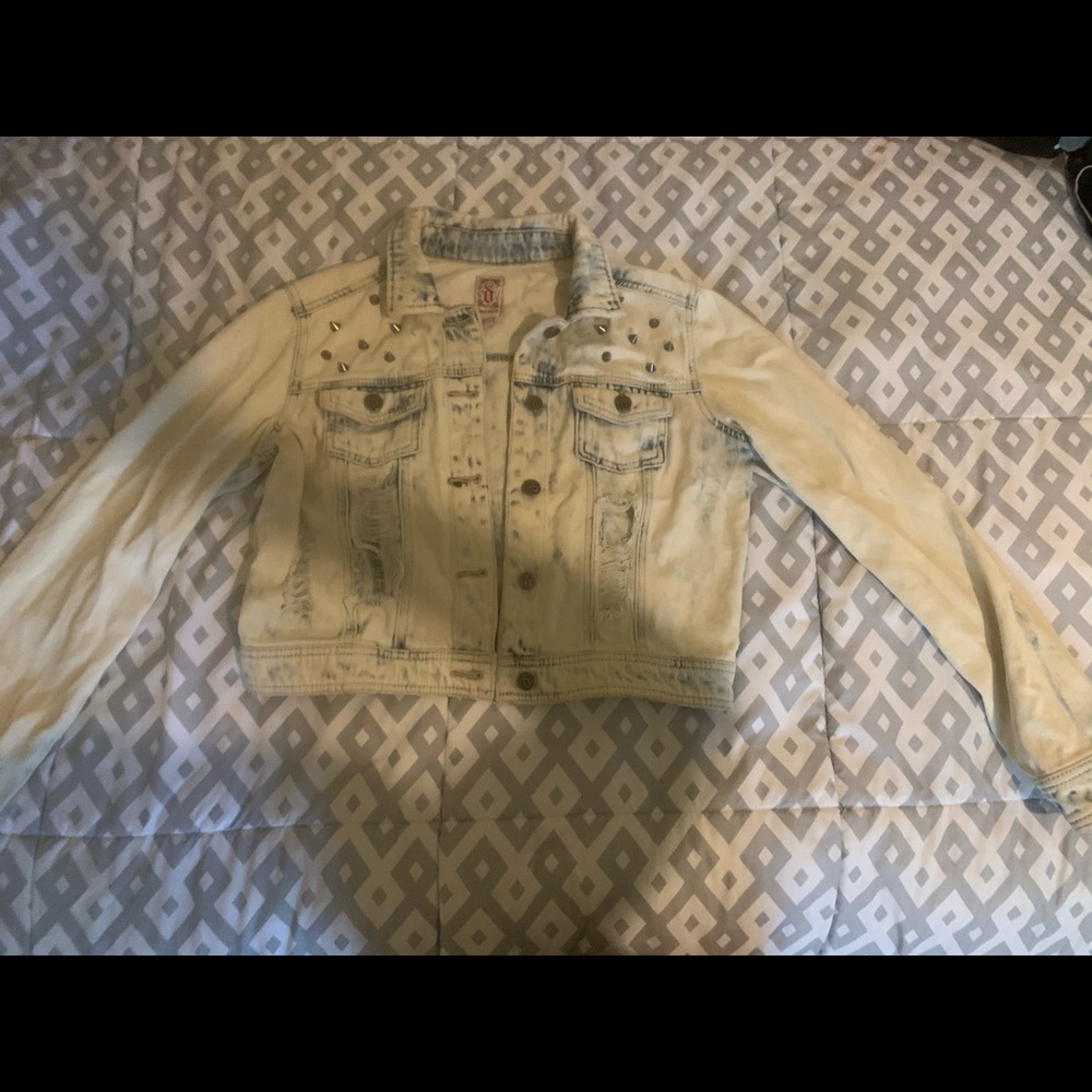 Acidwash distressed denim jacket w/spikes